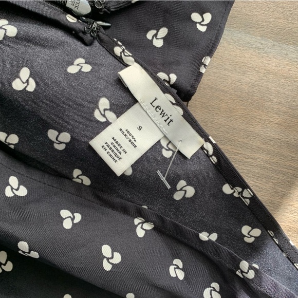 NWOT Lewit 100% silk shark bite ruffle v-neck blouse top black white size small - Picture 5 of 5